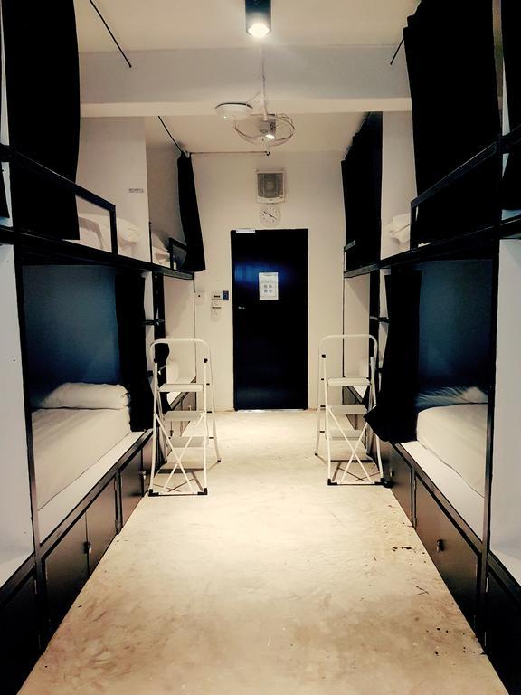 Seek Sleep Hostel Bangkok Bagian luar foto