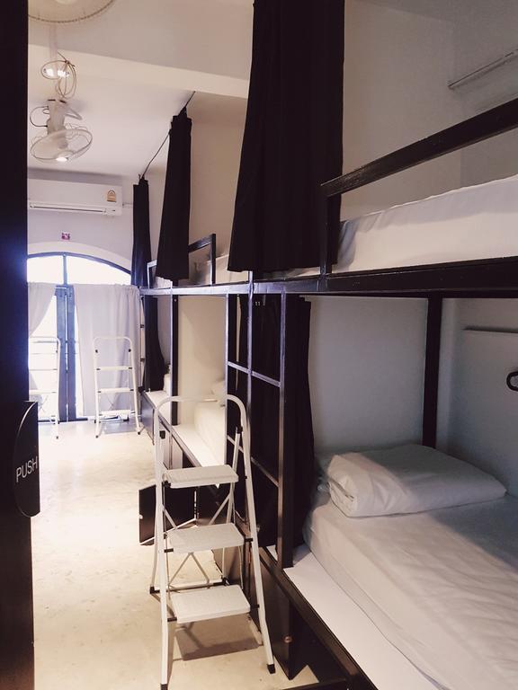 Seek Sleep Hostel Bangkok Bagian luar foto