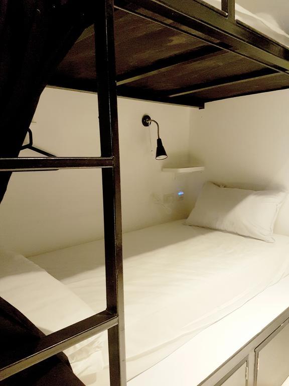 Seek Sleep Hostel Bangkok Bagian luar foto
