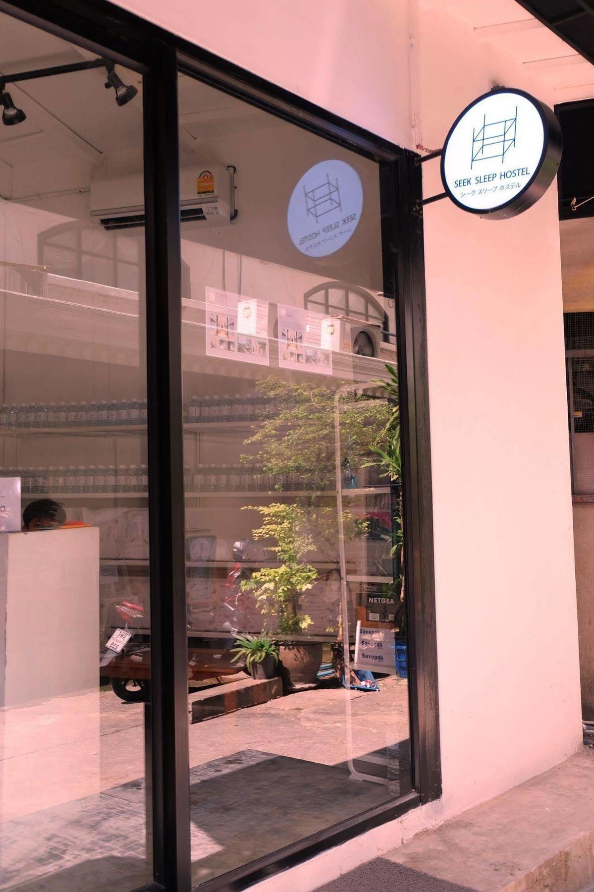 Seek Sleep Hostel Bangkok Bagian luar foto