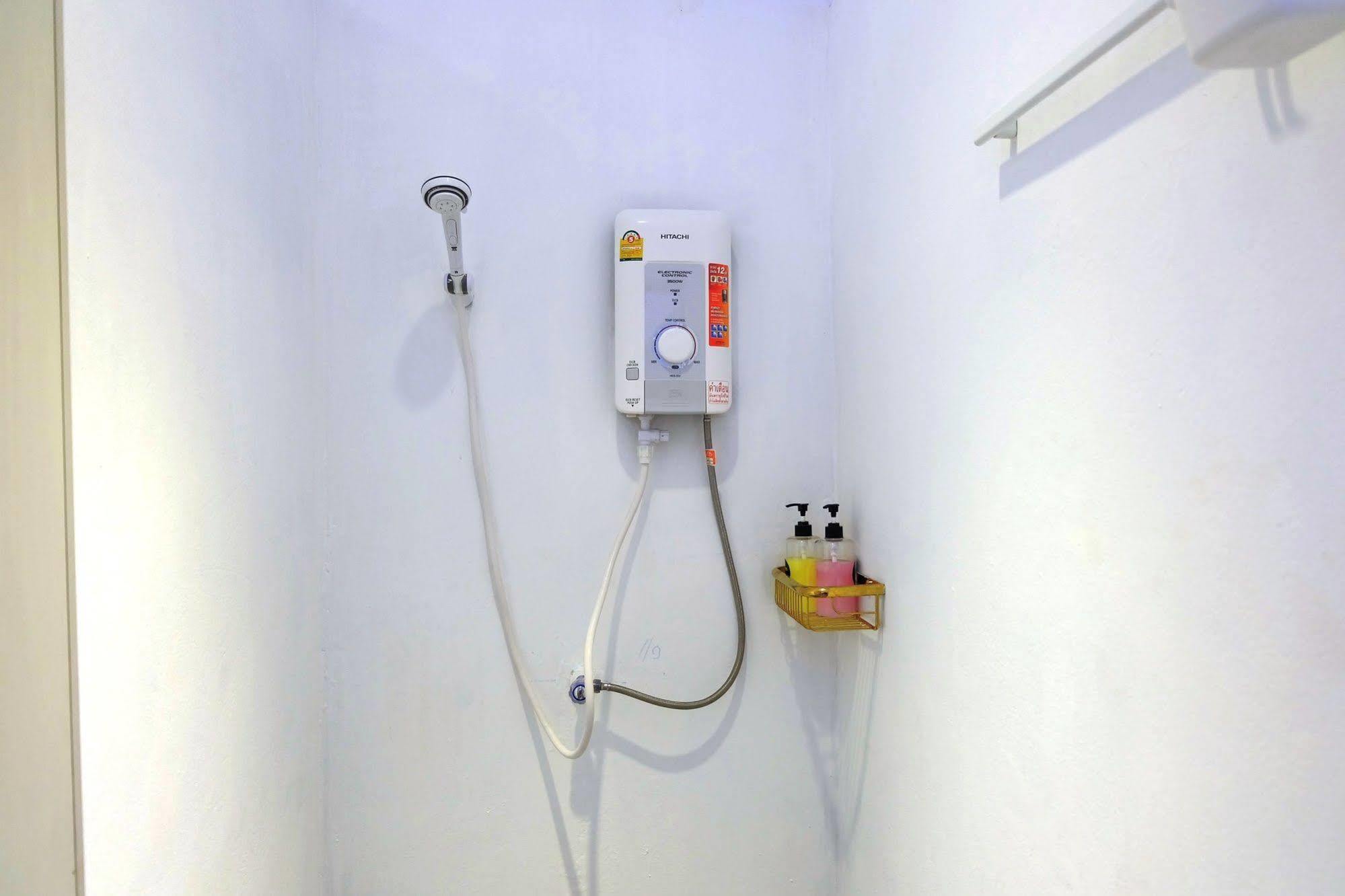 Seek Sleep Hostel Bangkok Bagian luar foto