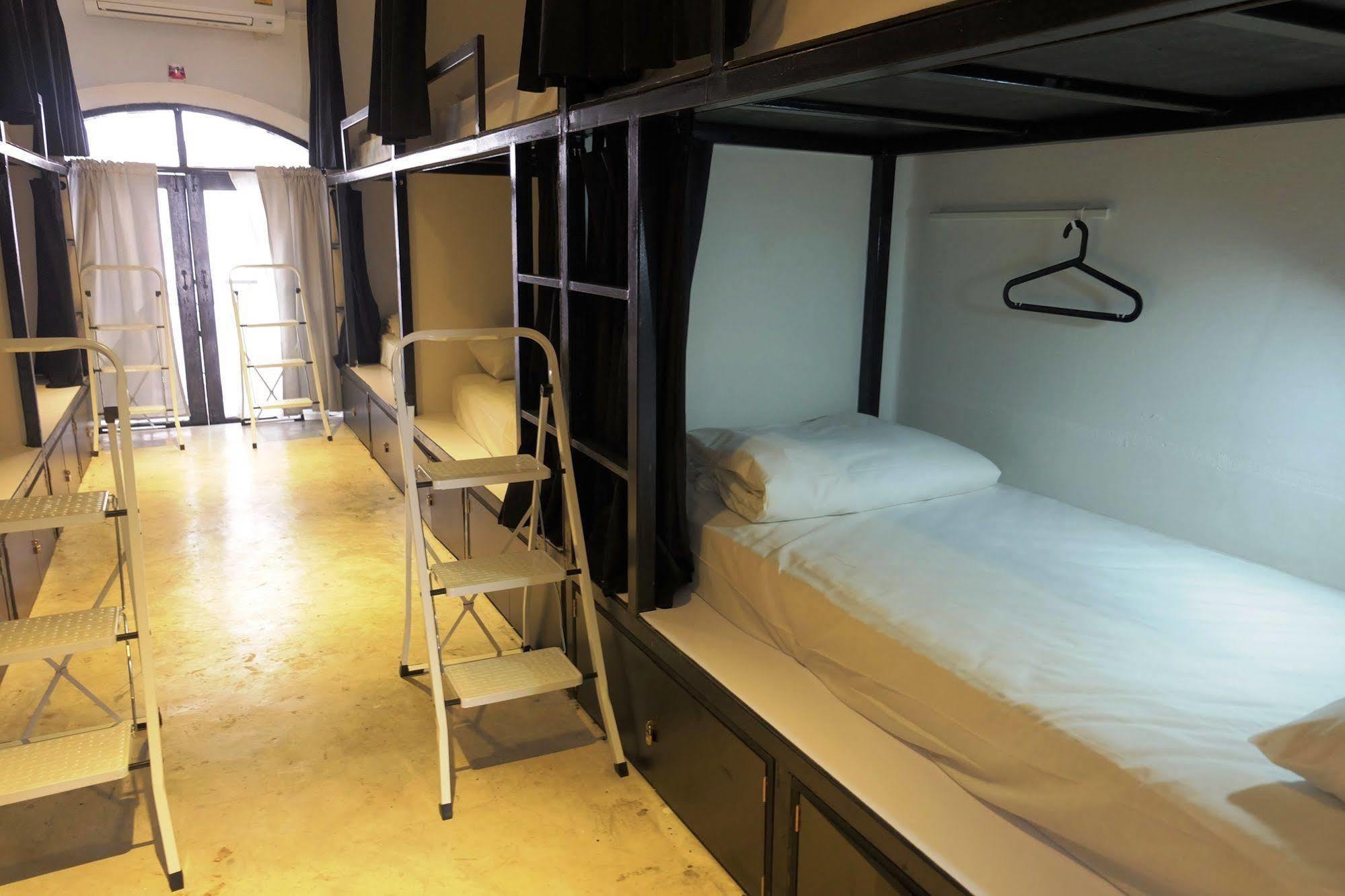 Seek Sleep Hostel Bangkok Bagian luar foto