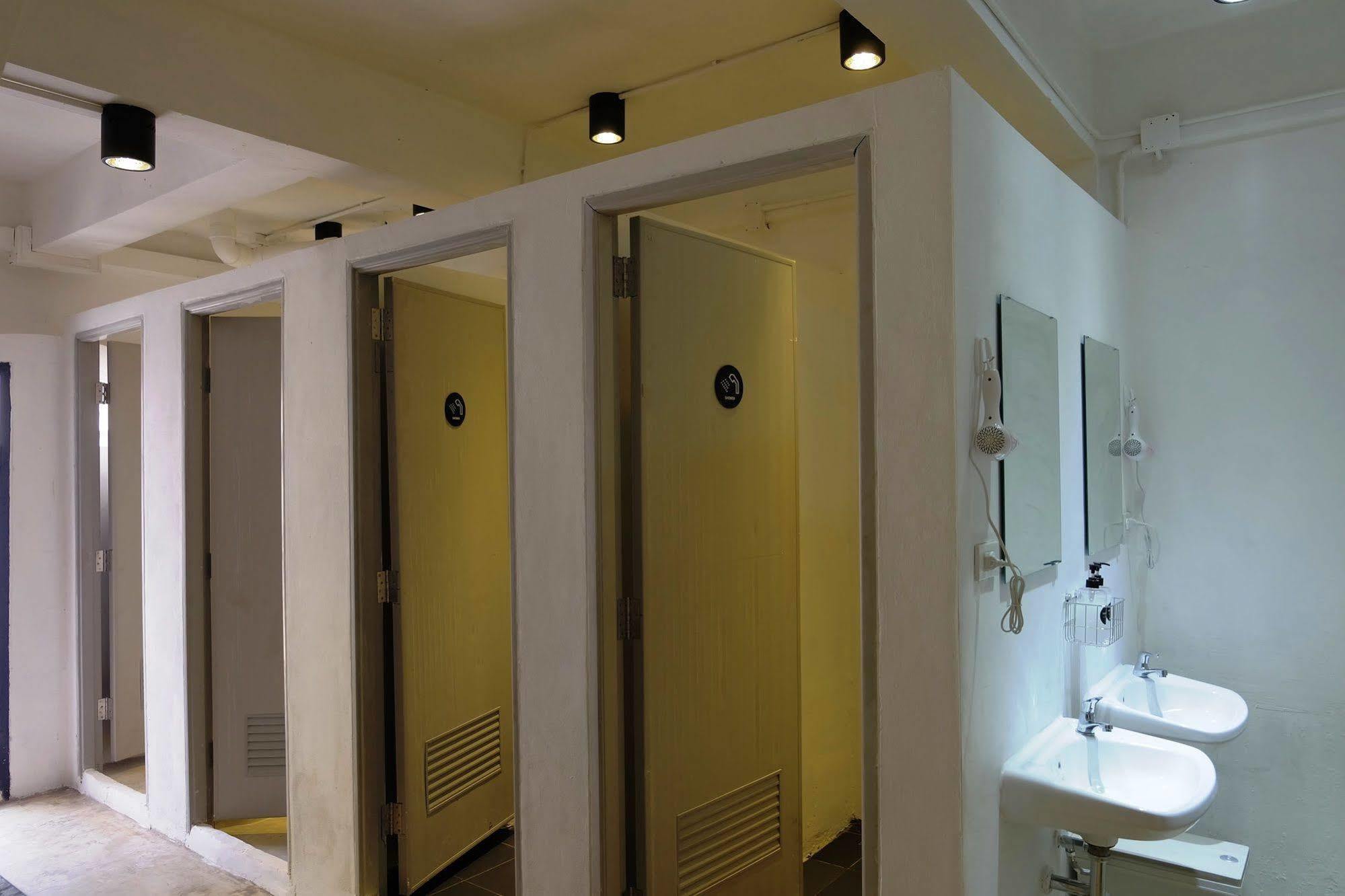 Seek Sleep Hostel Bangkok Bagian luar foto