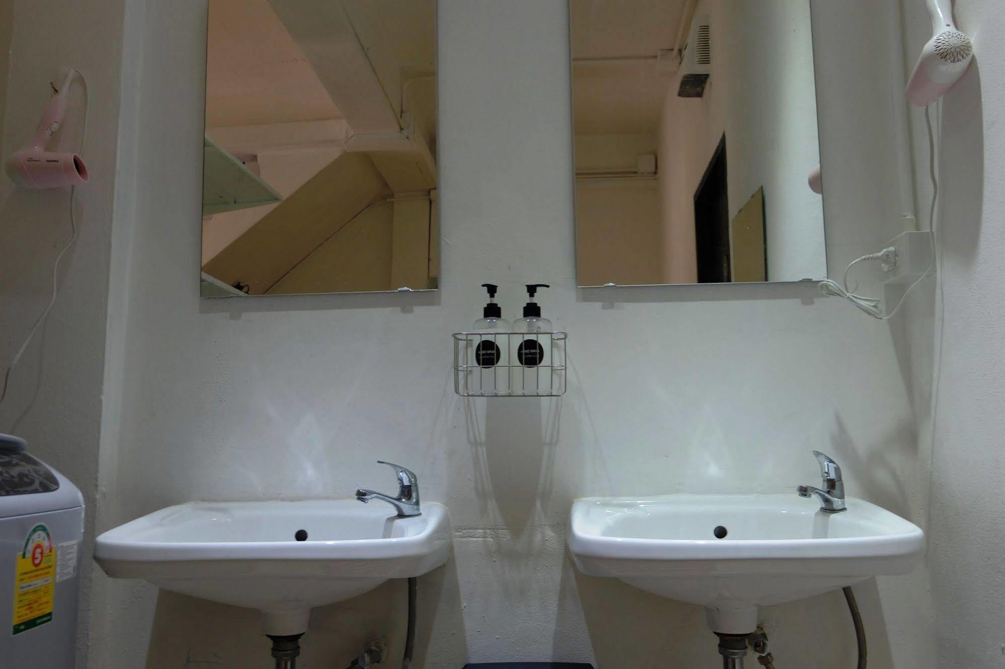 Seek Sleep Hostel Bangkok Bagian luar foto