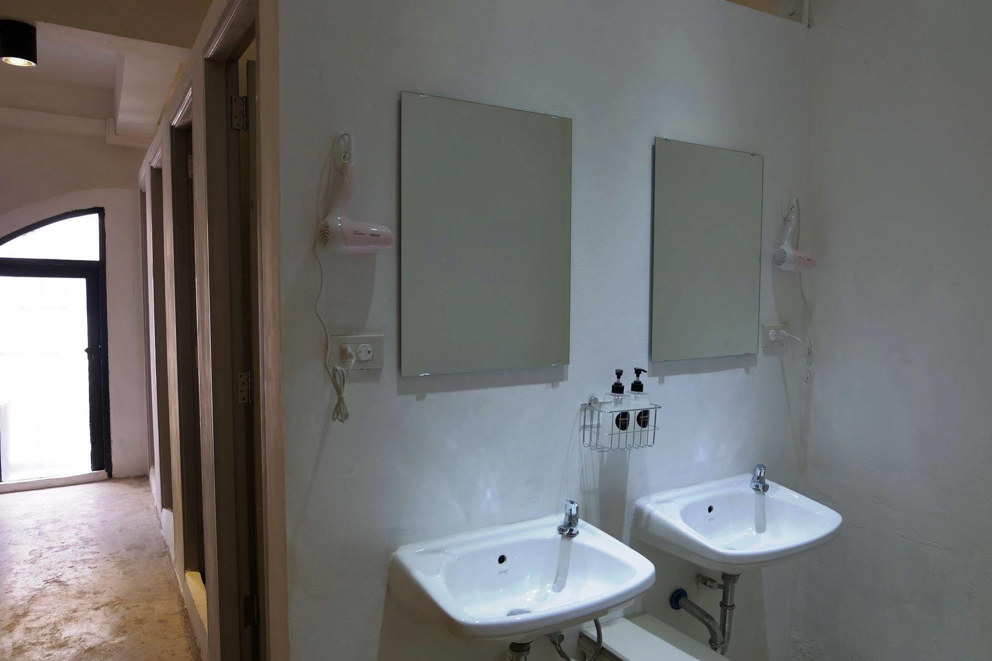 Seek Sleep Hostel Bangkok Bagian luar foto