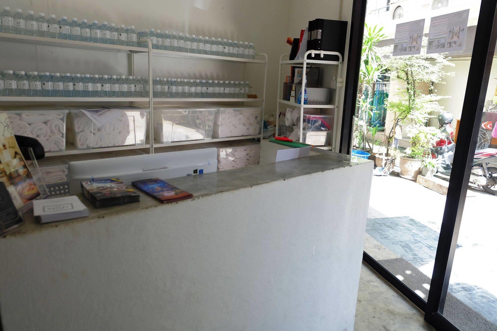Seek Sleep Hostel Bangkok Bagian luar foto