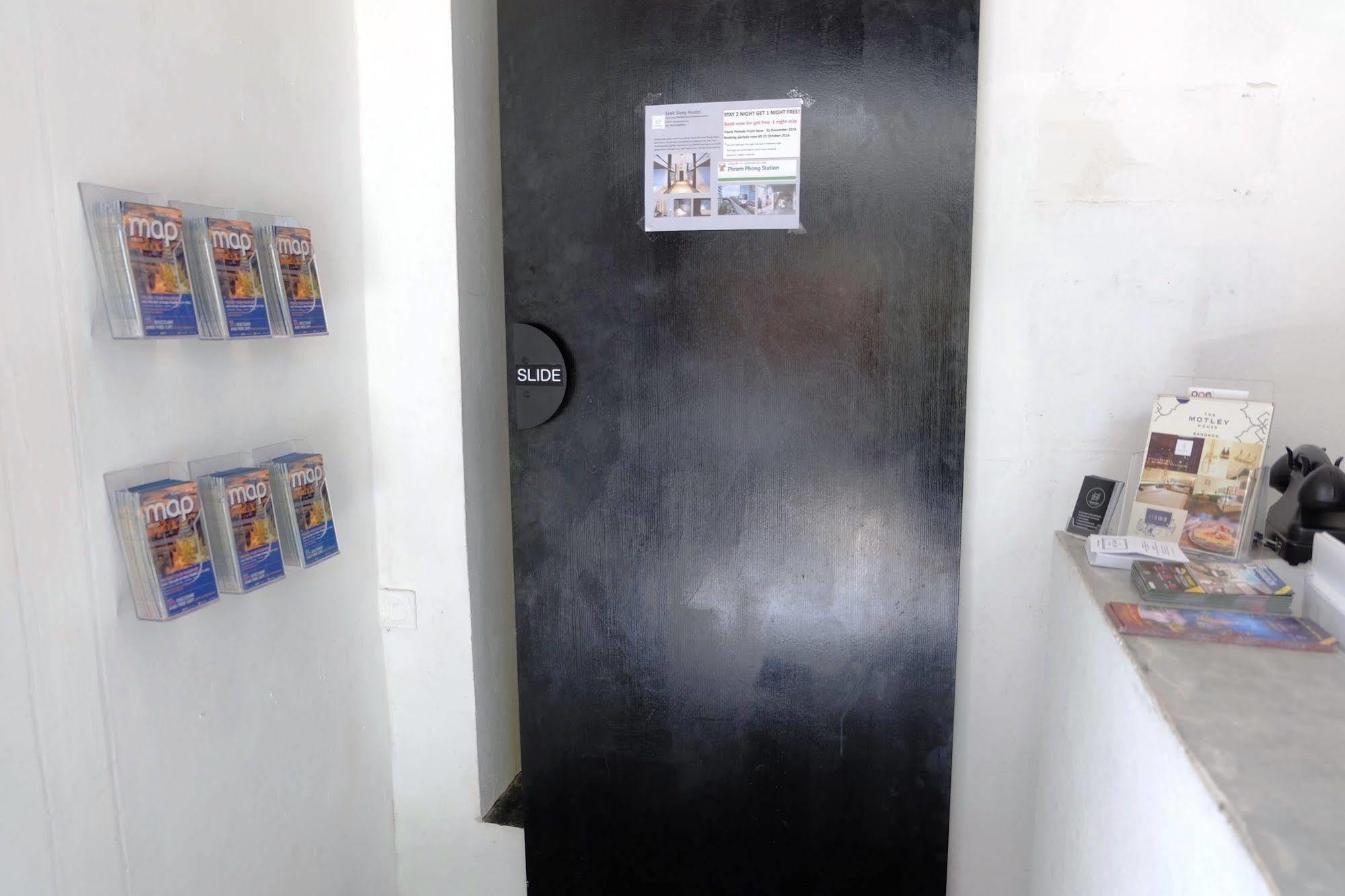 Seek Sleep Hostel Bangkok Bagian luar foto