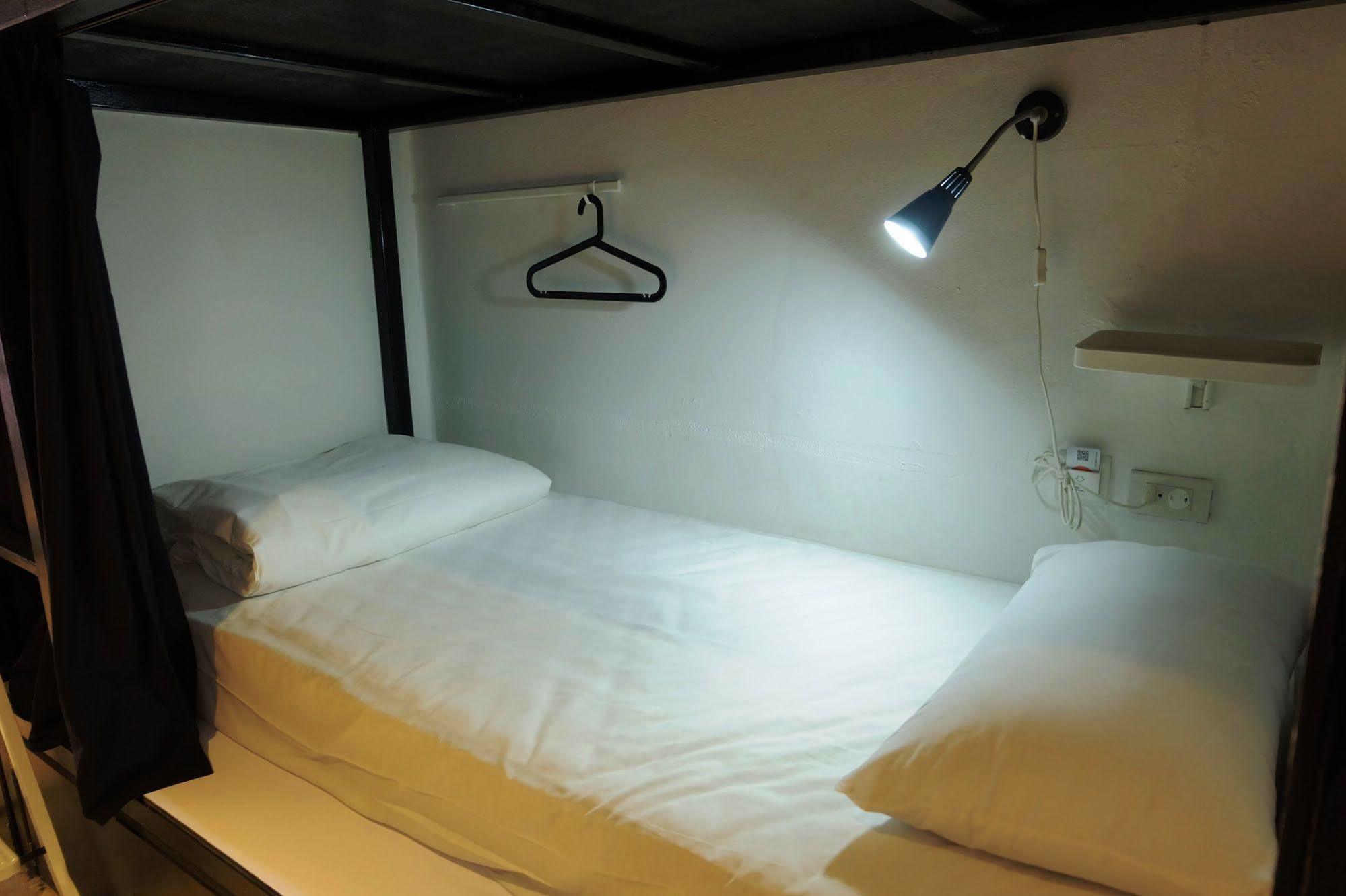 Seek Sleep Hostel Bangkok Bagian luar foto
