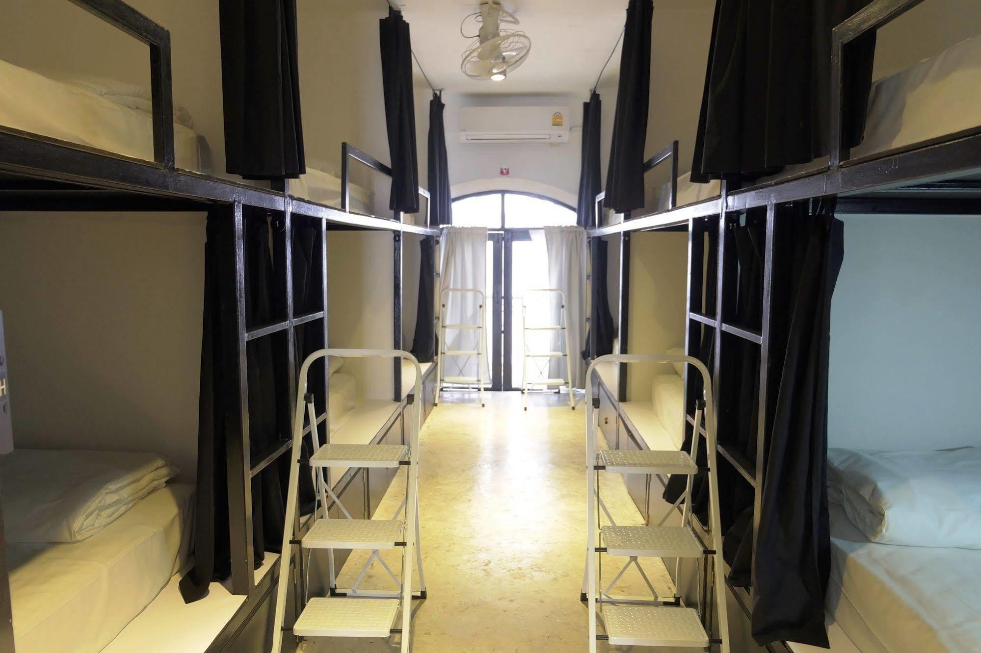 Seek Sleep Hostel Bangkok Bagian luar foto