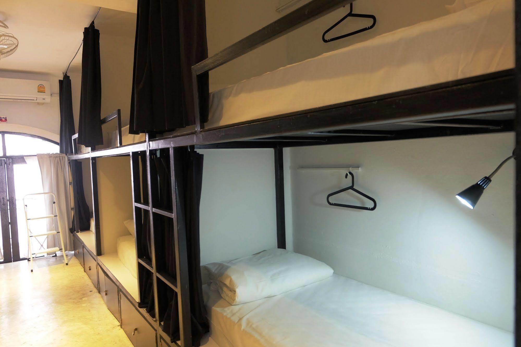 Seek Sleep Hostel Bangkok Bagian luar foto