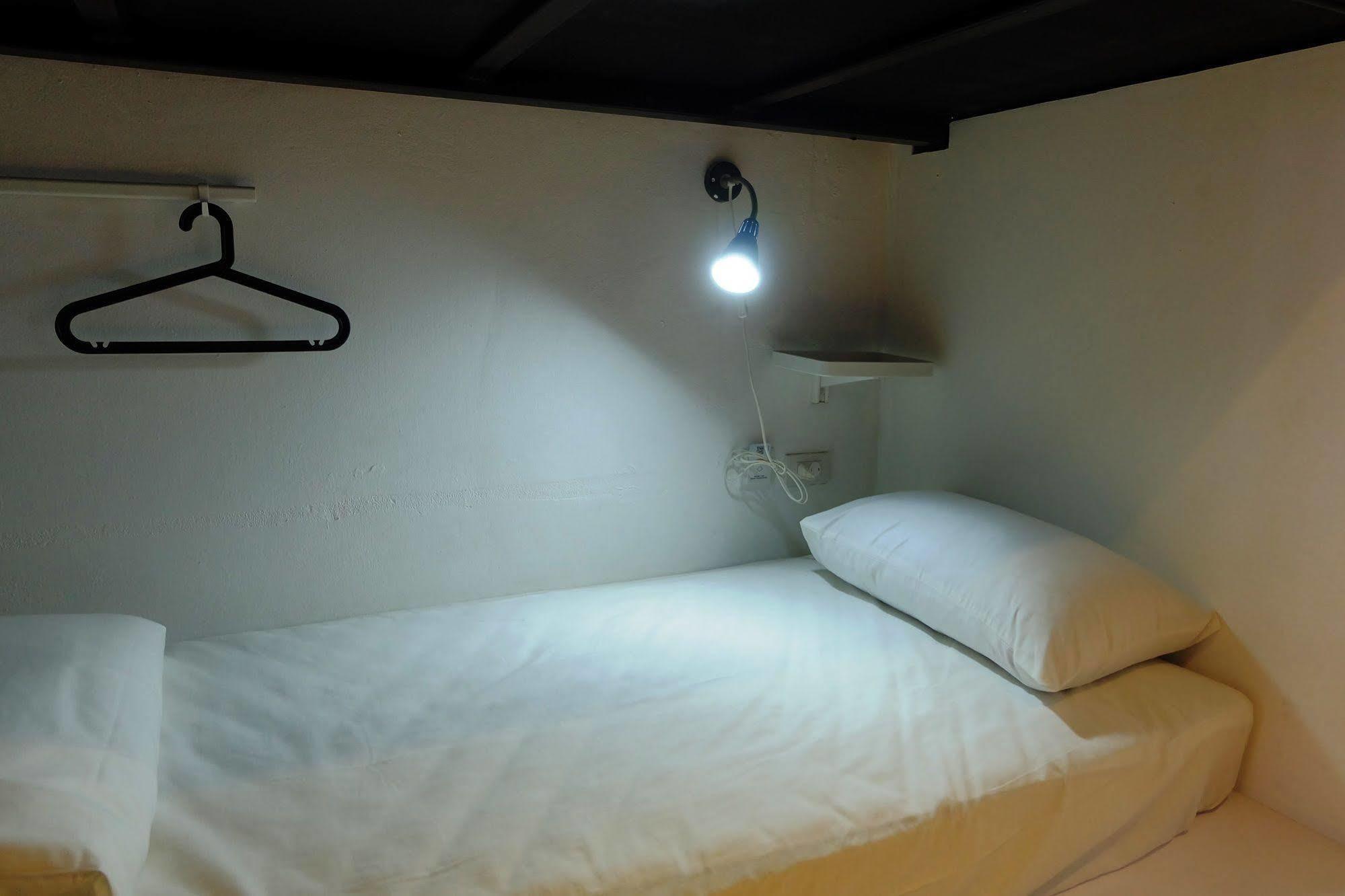 Seek Sleep Hostel Bangkok Bagian luar foto