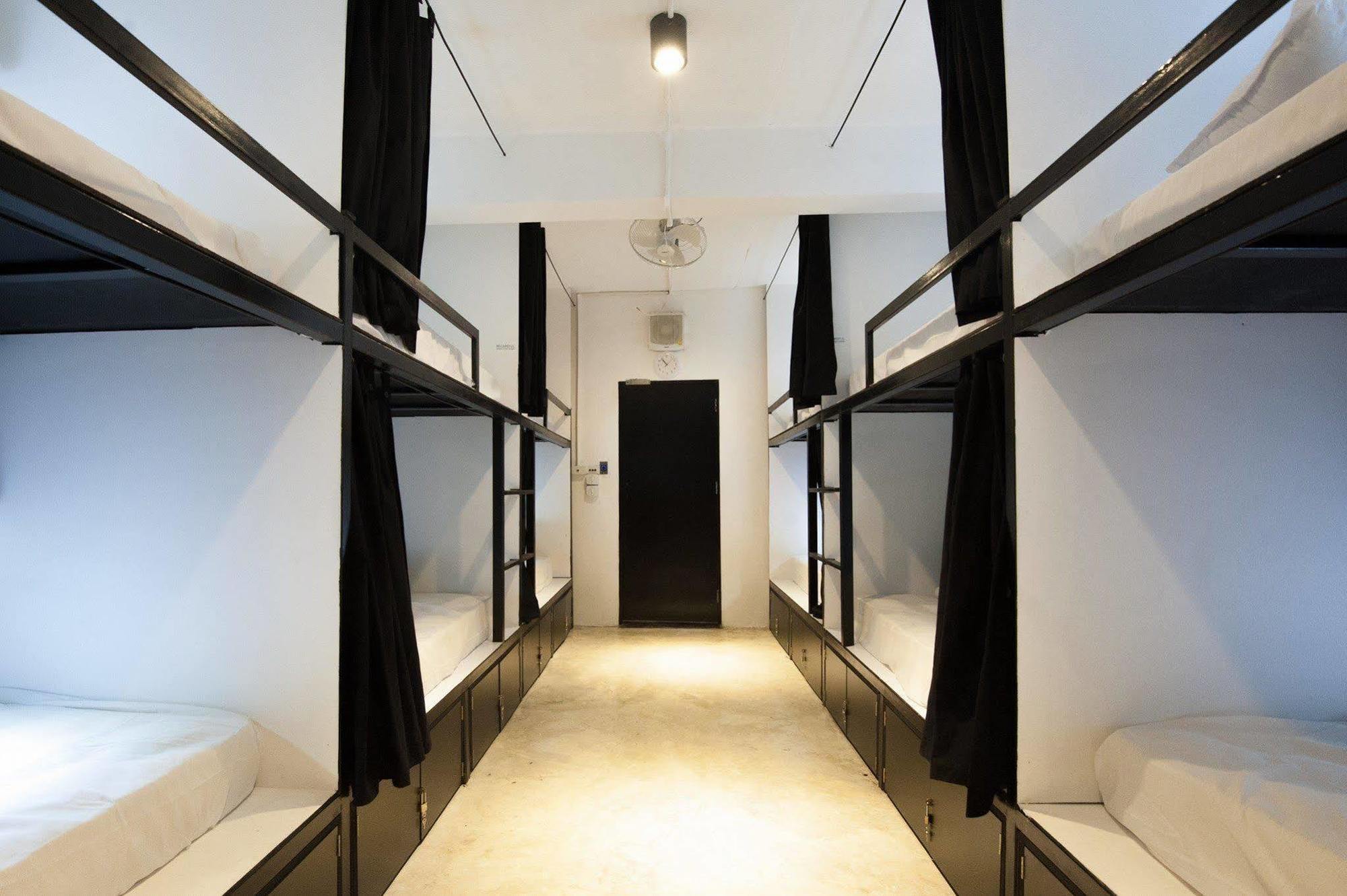 Seek Sleep Hostel Bangkok Bagian luar foto